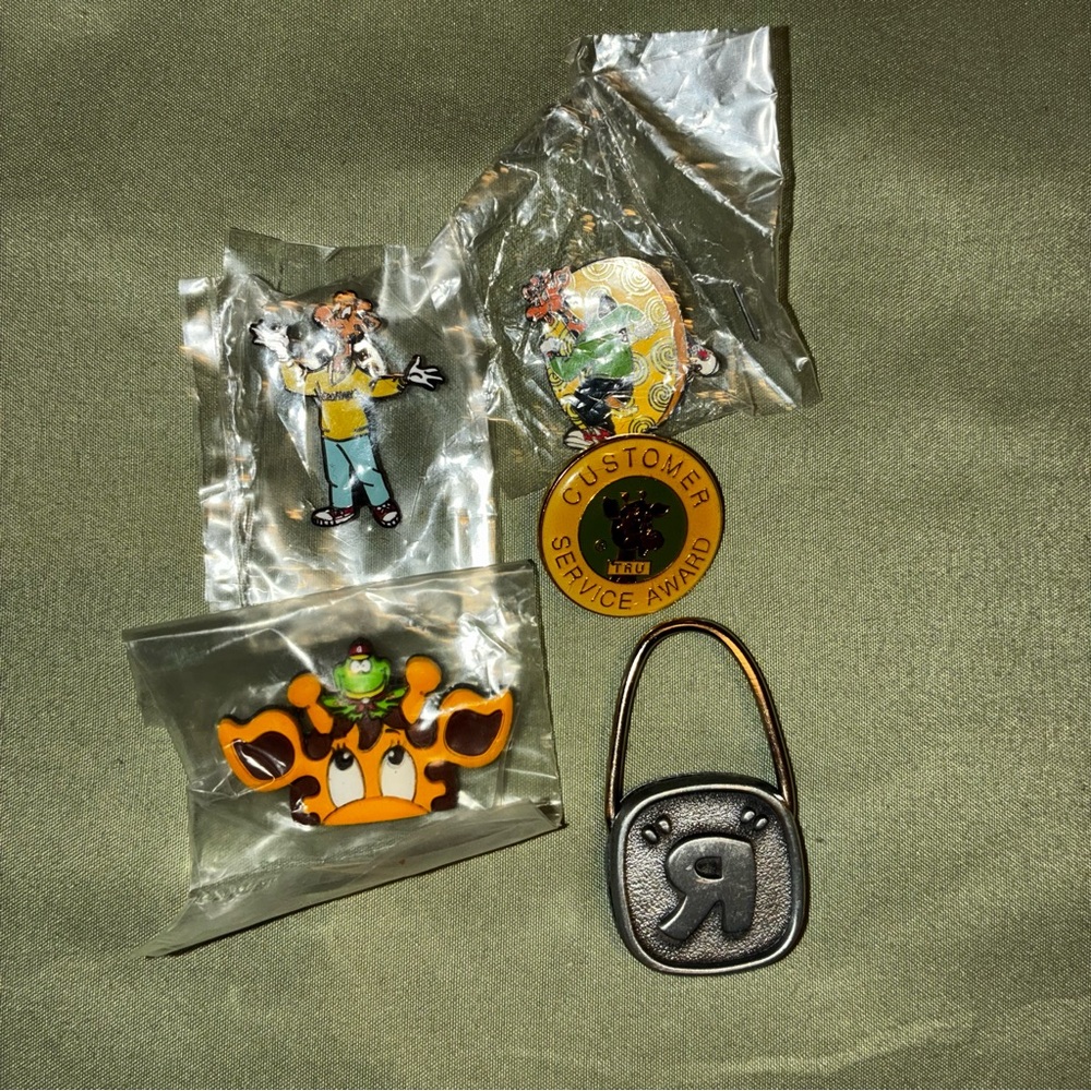 Vintage Geoffrey the Giraffe Toys “R” Us Pins